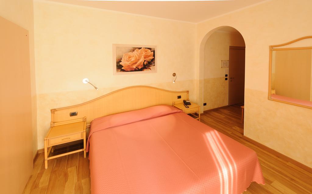 Hotel Garden Zorzi San Felice del Benaco Room photo